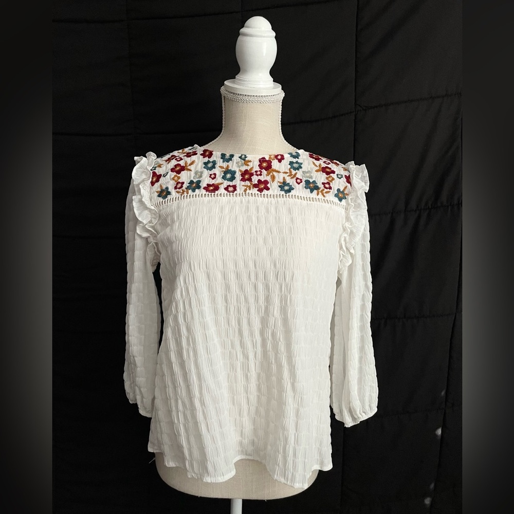 Francesca’s White Floral Embroidered Blouse